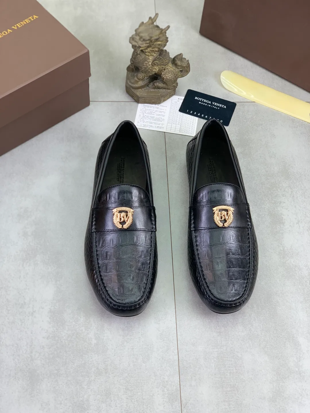 Men's shoes 💰P420 [New model] Water-dyed Niuli 💰High-quality business beanie shoes 💎💎💎 BOTTEGA VENETA official website synchronizes the latest top version of BV in the market, accepts material comparison, shoe type comparison, process comparison, practical and texture, versatile, suitable for any occasion, the more you look at it, the more it tastes. Pure hand-woven craftsmanship - Upper material, hand-woven calfskin imported from Italy 🇮🇹 - High-quality water-dyed cowhide lining - Original private model customized outsole -Size: 39-44 (38 45 can be customized) Color: black optional
